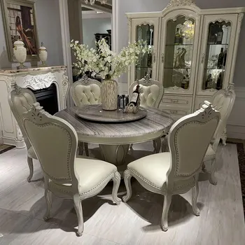 Blagovaona stol i stolice u vili u europskom stilu, luksuzni restoran, okrugli mramorni francuski svjetlo luksuzni pravokutni stol