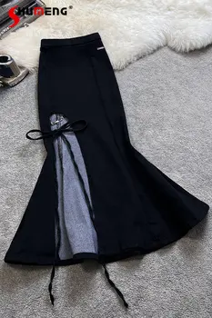 Crnu suknju srednje dužine 