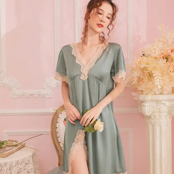 Ljeto 2023, nova korejska verzija ženske noćni košulje, zgodan i seksi cvjetne čipke spavaćica s tankim rezom i vrpcom na prsima.
