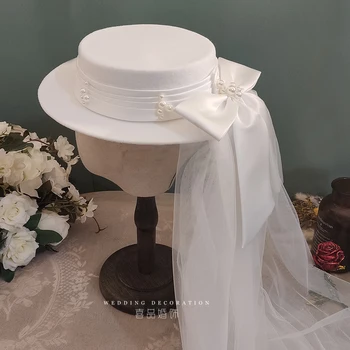 Visokokvalitetna white satin vjenčanje šešir s dugim сетчатым luk i ravnim zakovice, Osjetio kape, Elegantan ženski večer kape za crkvene zurke, pokrivala za glavu